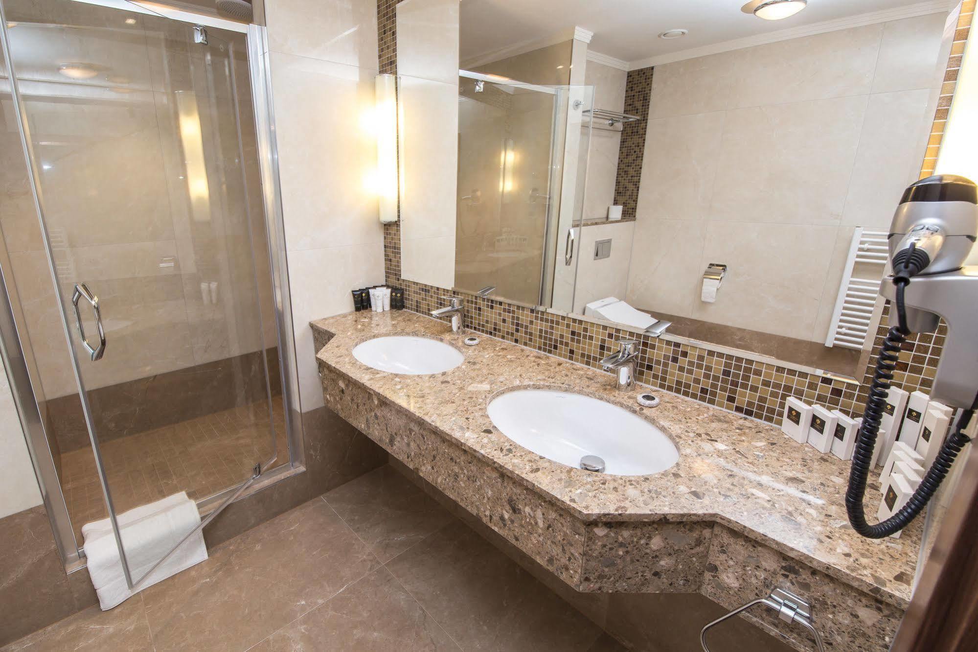 Merchants Crown Suites And Spa Hotel