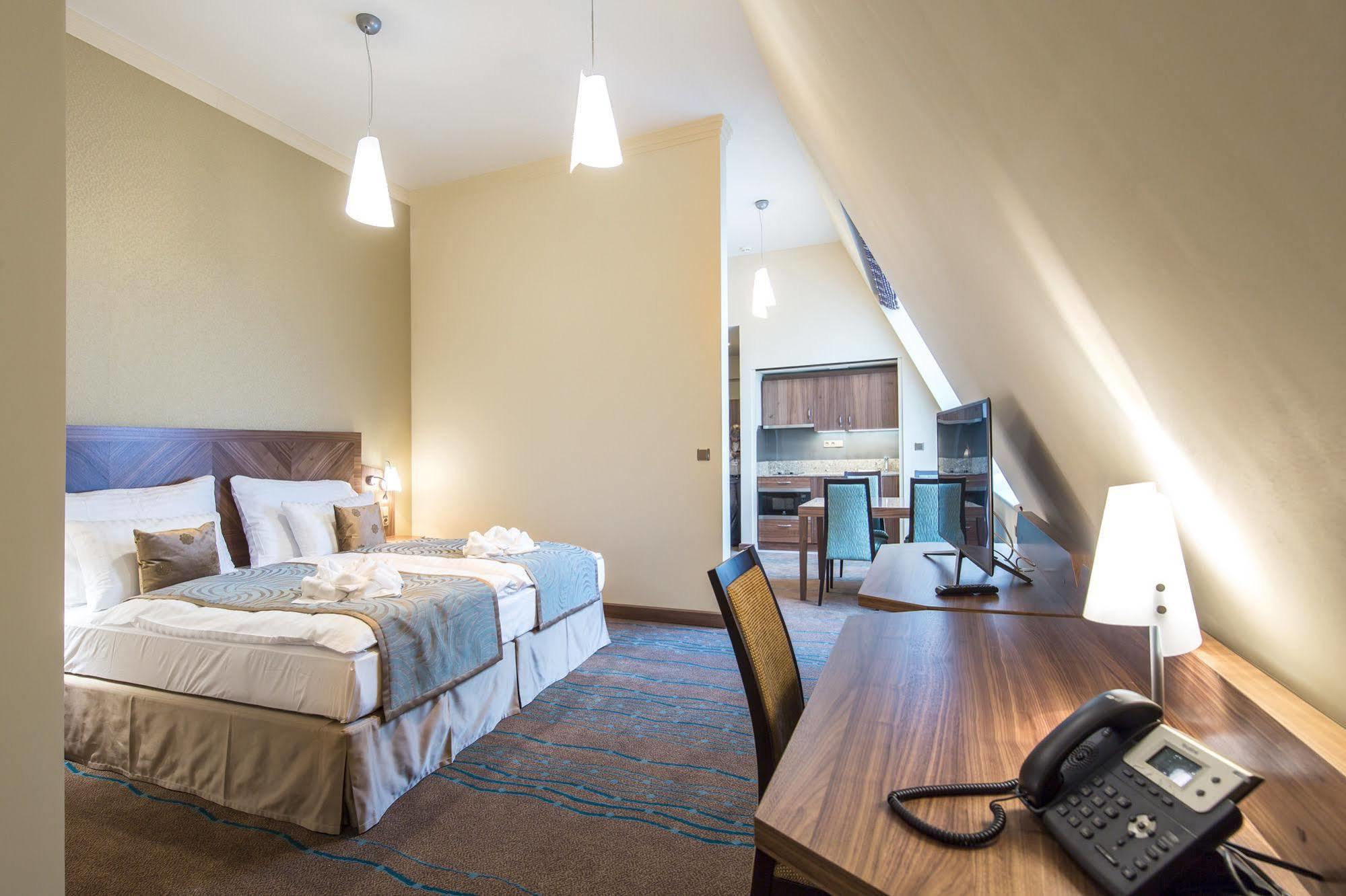Merchants Crown Suites And Spa Hotel 5*